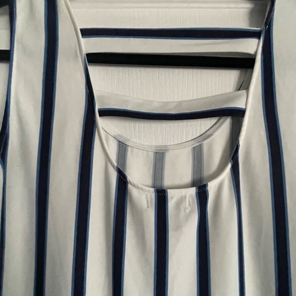 🆕 White blue stripe size medium - Picture 6 of 10